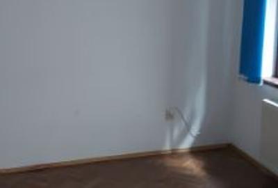 Închiriez casa curte comuna