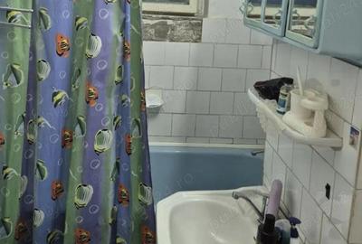 Vand ap.3 cam conf.1 decomandat.bloc de 4 etaje la etajul 3 - 4