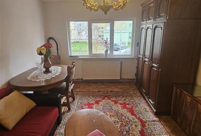 Apartament cu 3 camere decomandat, mobilat în Micro IV - 24