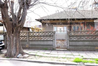 Gara - Spitalul CFR - Str. Scolii, casa din caramida, ter...