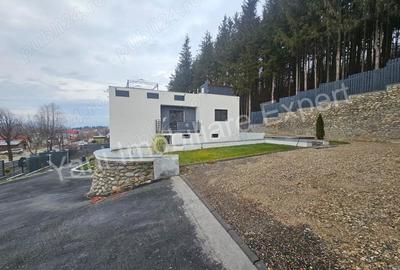 Casă cu 6 camere cu Teren 982 Mp în Central - 11