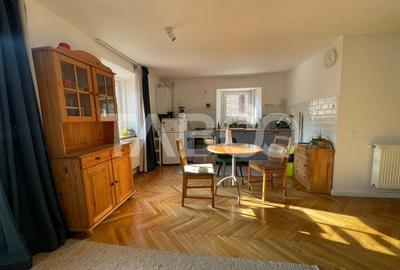 Apartament cu 3 camere decomandat, mobilat în Orașul de Jos