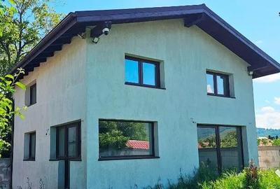 Casă cu 6 camere cu Teren 1100 Mp în Sud - 1