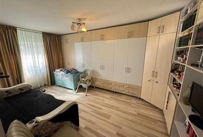 Apartament cu 3 camere decomandat, mobilat în Central
