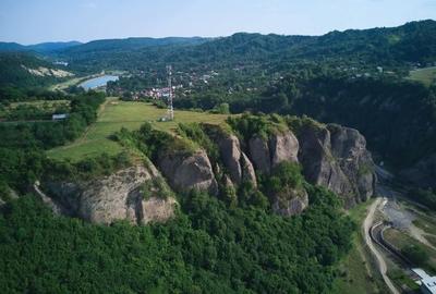 Teren chiar lângă râu 2700 mp la 1 km de pastravaria Doftana 4 km de Paltinu