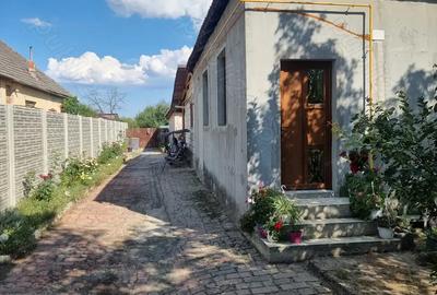 Casa de vanzare cu gradina mare in Covaci.