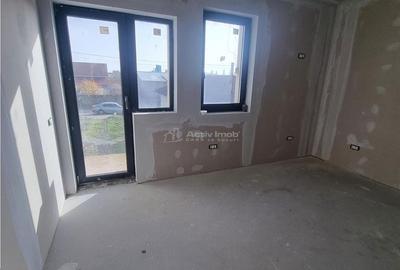 Casă cu 4 camere decomandat în Calomfirești - 19