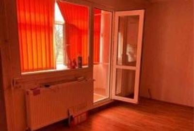 Apartament cu 3 camere semidecomandat în Gorjului