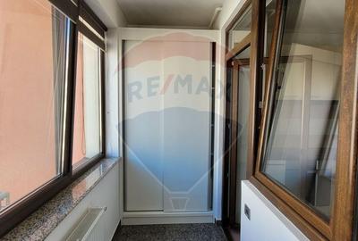 Apartament cu 3 camere semidecomandat, mobilat în Tractorul - 13