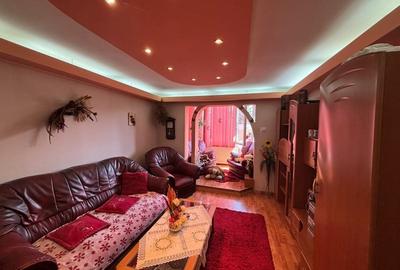 Apartament cu 3 camere decomandat în Astra
