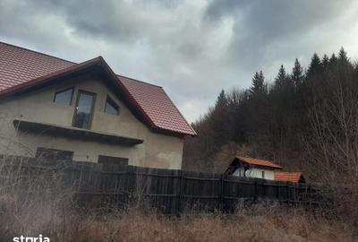 Casă cu 4 camere cu Teren 1000 Mp în Oituz - 1