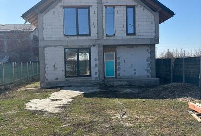 Casă cu 3 camere cu Teren 500 Mp în Roșu - 1