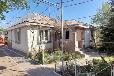 Casa cu 6 camere ?i 600 mp teren in comuna Ive?ti