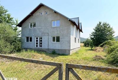 Casă cu 4 camere cu Teren 180 Mp în Central