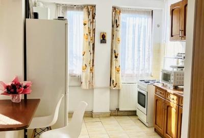 Apartament cu 3 camere in zona Cetatea Fetei , etaj intermediar - 2