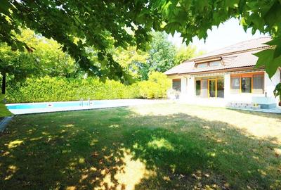 Vila cocheta cu spatiu generos, piscina incalzita si gradina