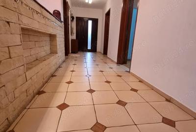 Casă cu 5 camere cu Canalizare în Central - 9