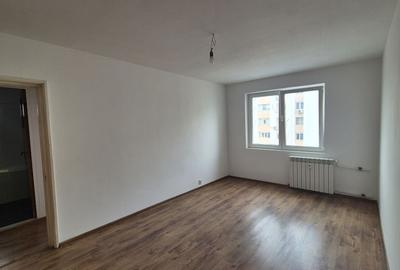 Apartament cu 3 camere semidecomandat în Gorjului