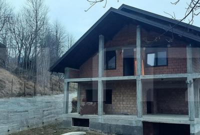 Casă cu 5 camere cu Teren 1615 Mp în Central - 4