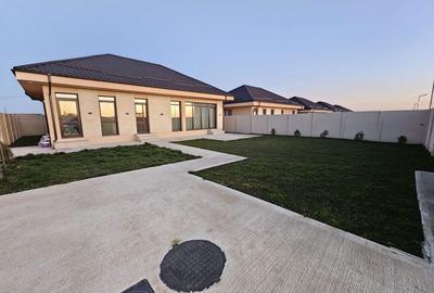 Casă cu 4 camere în Olteni