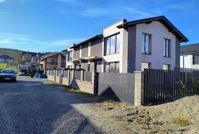 Duplex cu 4 camere cu Canalizare în Livezeni - 1