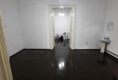 Apartament cu 5 camere semidecomandat în P-ța Victoriei