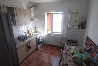 Casă individuală cu 8 camere cu Canalizare în Km 5 - 12