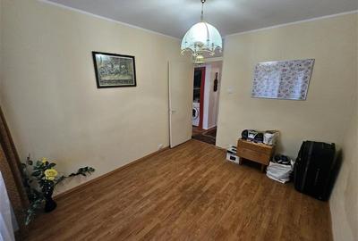 Apartament cu 3 camere decomandat, mobilat în Micro IV - 17