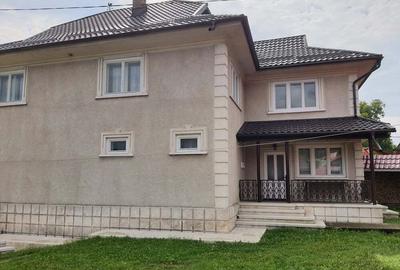 Casă cu 5 camere cu Teren 8620 Mp în Pipirig - 1