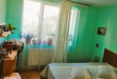 Apartament cu 3 camere decomandat în Far