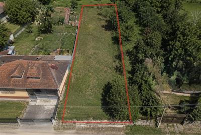 Teren intravilan de 1200 mp, în Roșia