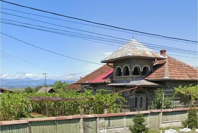 Casă cu 5 camere cu Teren 2750 Mp în Văcarea - 2