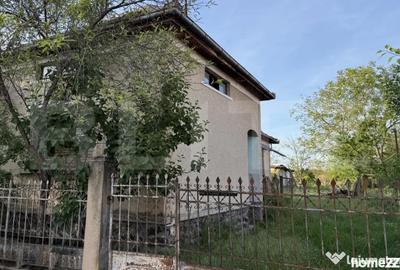 Casă cu 3 camere cu Teren 2500 Mp în Central - 2