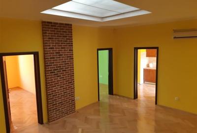 Apartament cu 3 camere semidecomandat, mobilat în Universitate