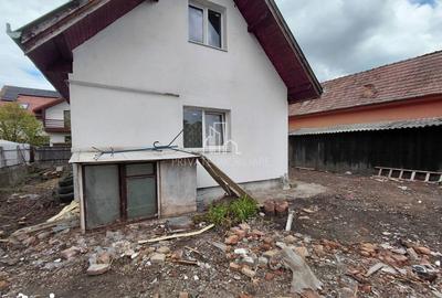 Casă cu 3 camere cu Canalizare în Central