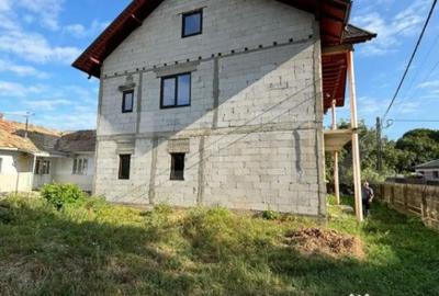 Casă cu 4 camere cu Teren 250 Mp în Central - 3