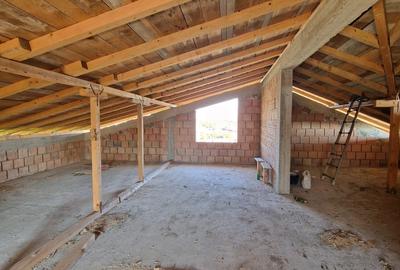 Se vinde casa la rosu, sat  Malaiesti jud. Prahova , pret 72000 euro negociabil - 13