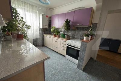 Apartament cu 3 camere semidecomandat, mobilat în Central