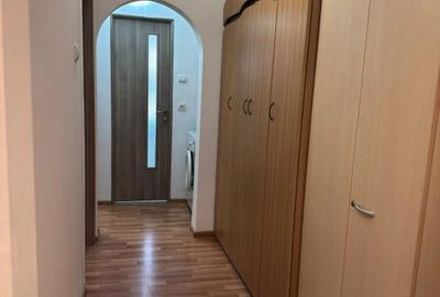 Apartament cu 3 camere decomandat în Rovine