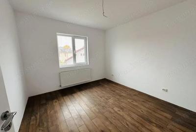 Casă cu 5 camere cu Teren 249 Mp în Roșu - 10