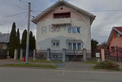 Casă cu 10 camere cu Teren 818 Mp în Central - 2