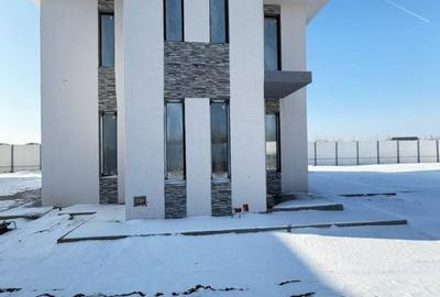 Casă cu 4 camere cu Teren 275 Mp în Central - 1