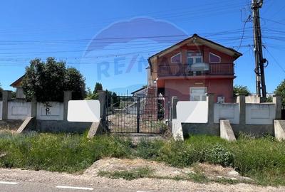 Casa / Vila cu 5 camere de vanzare - 1