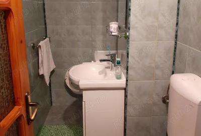 Inchiriez apartament 4 camere zona centrala - 1