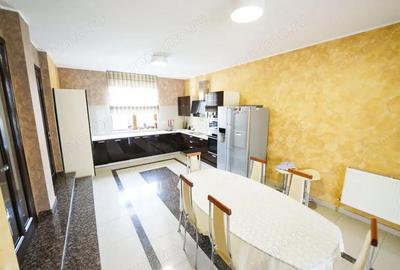 Casă cu Teren 875 Mp în Central - 1