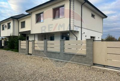 De vanzare Casa / Vila cu 4 camere - 2