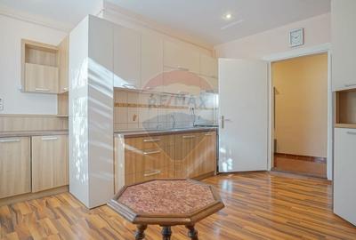 Apartament cu 3 camere semidecomandat, mobilat în Cetatea - 4