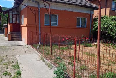 Casă cu 4 camere în Bujoreni - 2