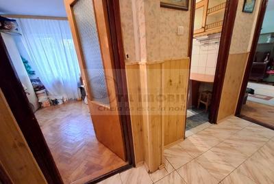 Liber de vanzare apartament 3 camere Baza 3, etaj intermediar - 4