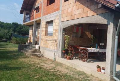 Casă cu 4 camere cu Teren 1000 Mp în Central - 1